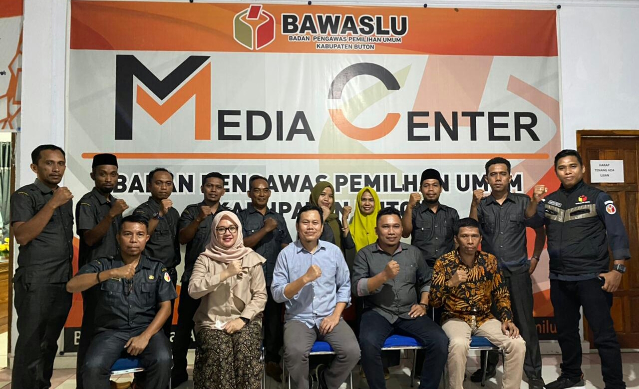 Kunjungan Kerja Perdana, Ajmal Arief Anggota Bawaslu Sultra Evaluasi Pelayanan KIP Di Bawaslu Kabupaten Buton