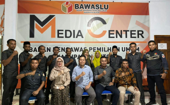 Kunjungan Kerja Perdana, Ajmal Arief Anggota Bawaslu Sultra Evaluasi Pelayanan KIP Di Bawaslu Kabupaten Buton